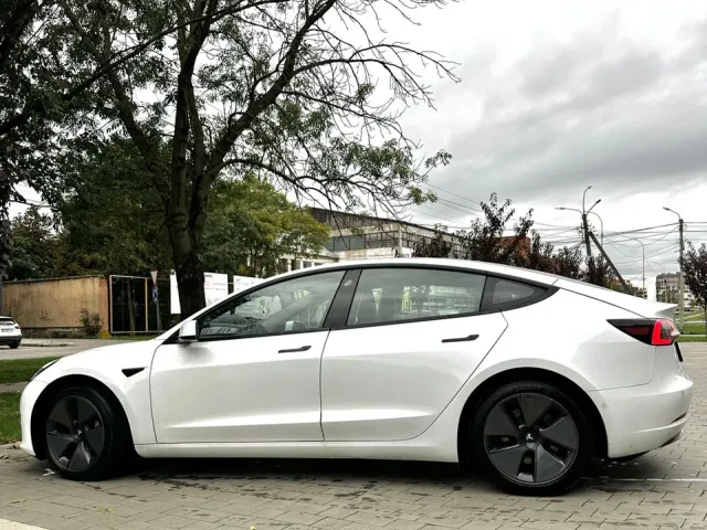 Tesla Model 3 - фото 3