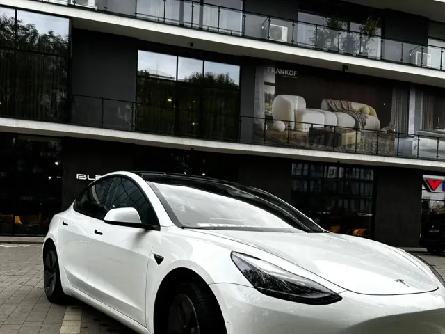 Tesla Model 3 - фото 1