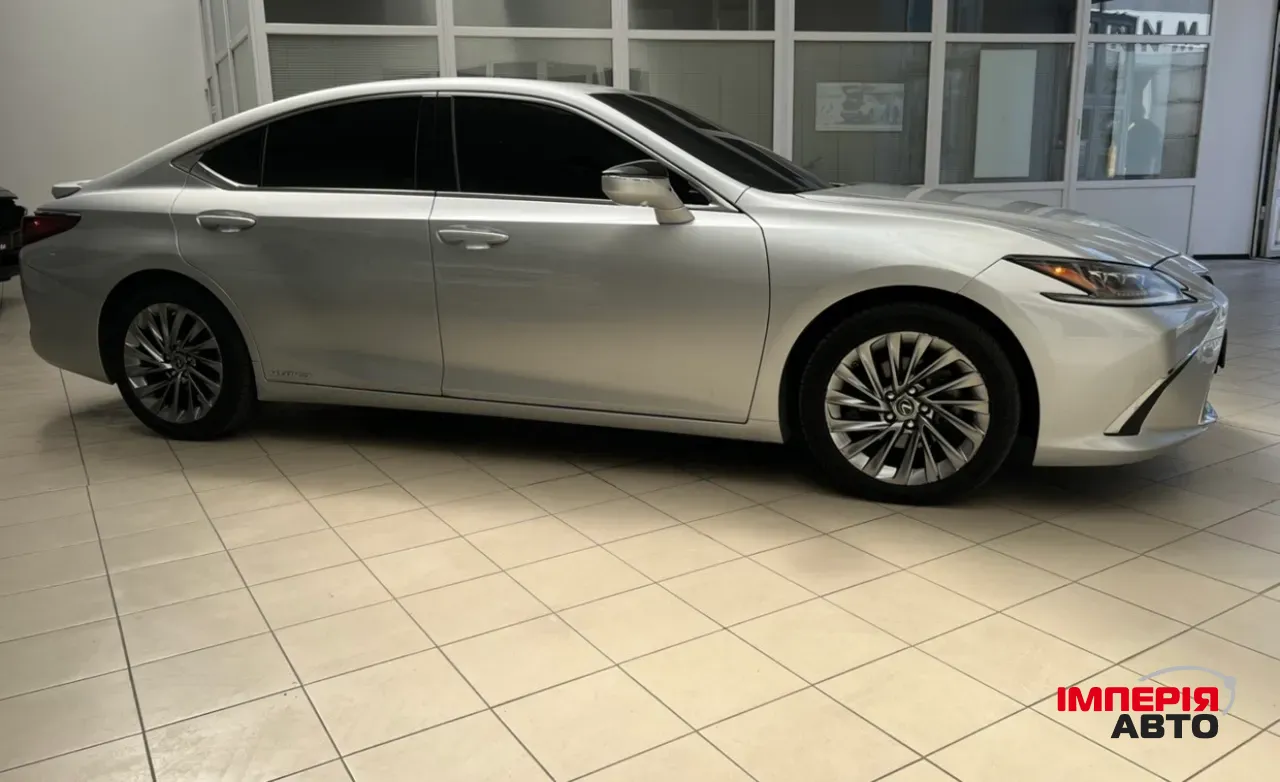 Lexus ES - фото 1