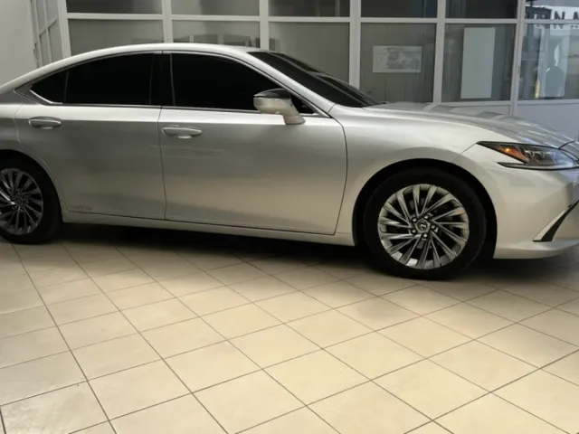 Lexus ES - фото 1