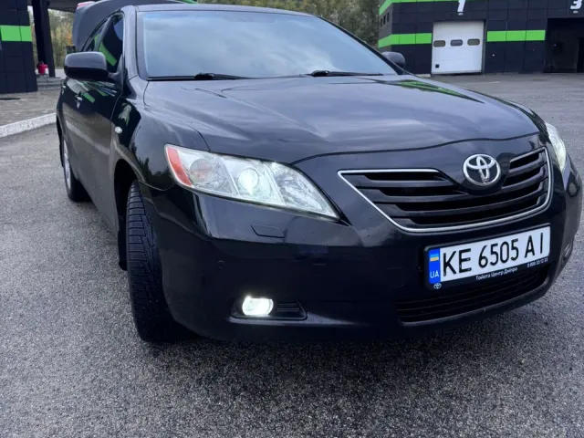 Toyota Camry - фото 1