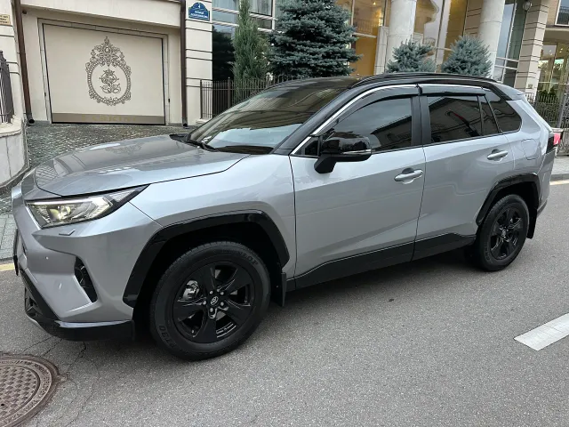 Toyota RAV4 - фото 1