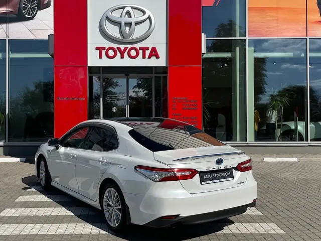 Toyota Camry - фото 2