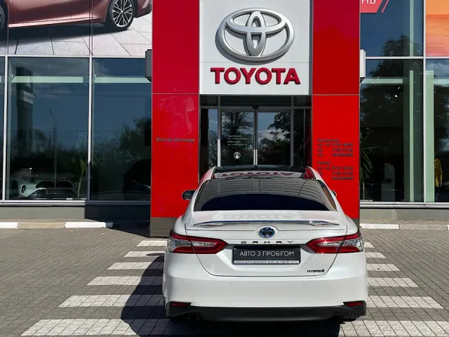 Toyota Camry - фото 1