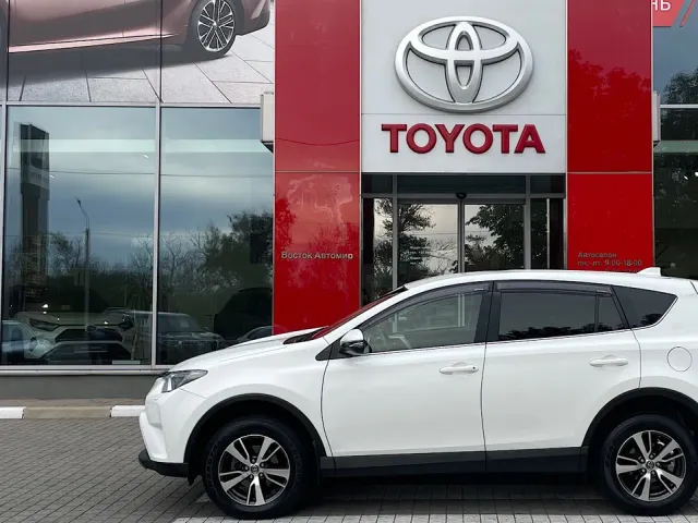 Toyota RAV4 - фото 1