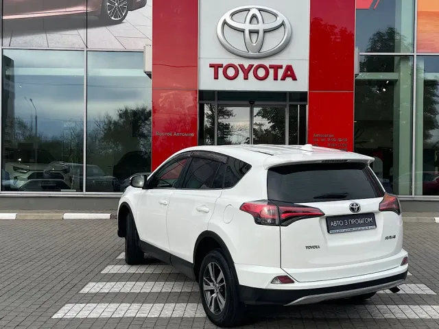 Toyota RAV4 - фото 4