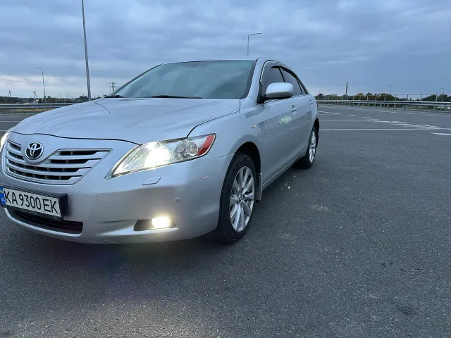 Toyota Camry - фото 1