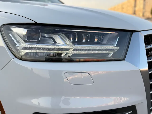 Audi Q7 - фото 1