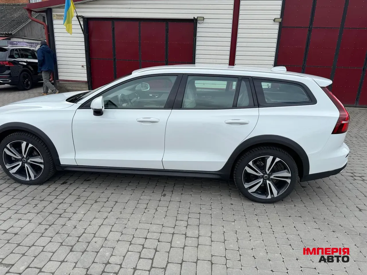 Volvo V60 Cross Country - фото 9