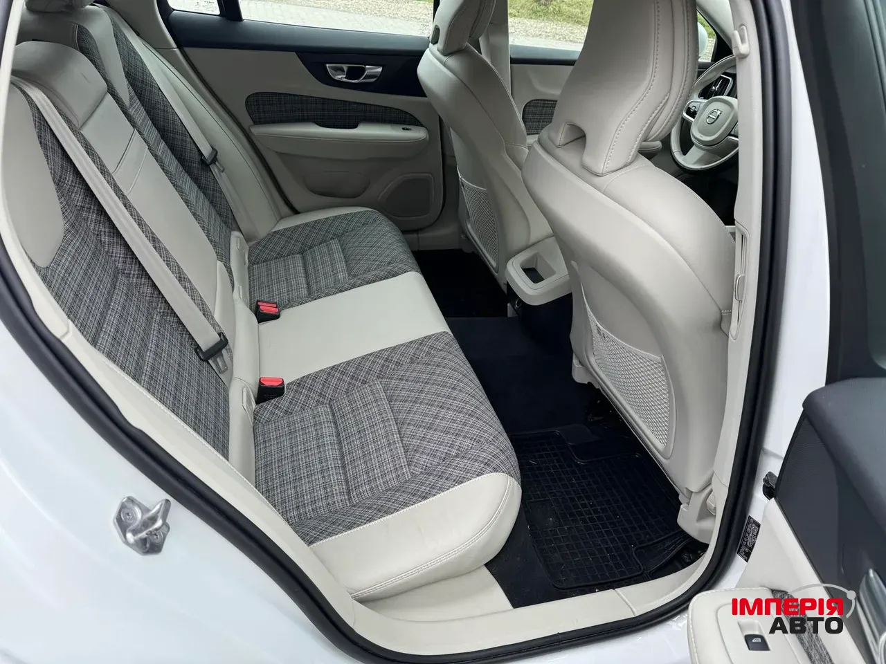 Volvo V60 Cross Country - фото 16