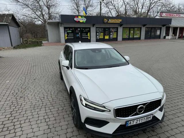 Volvo V60 Cross Country - фото 2