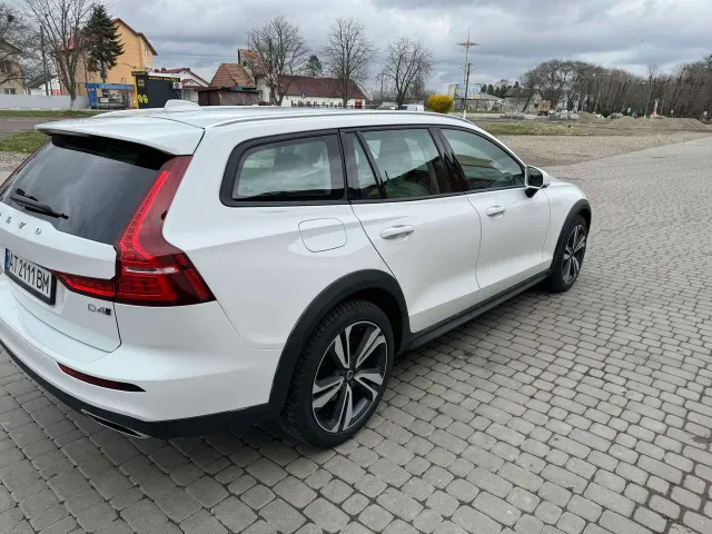 Volvo V60 Cross Country - фото 3