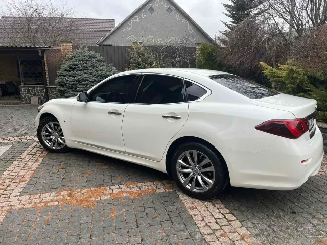 Infiniti Q70 - фото 1