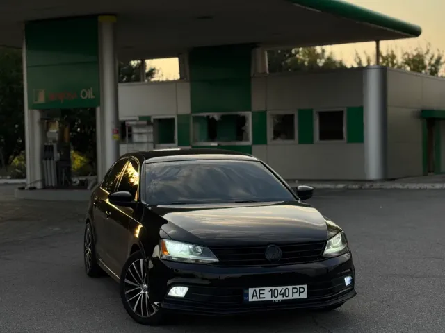 Volkswagen Jetta - фото 1