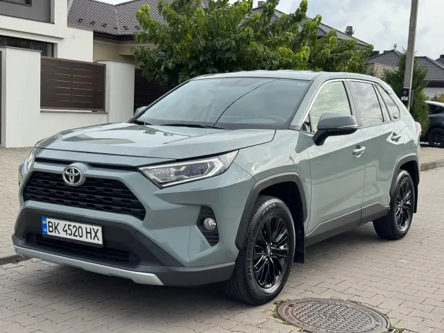 Toyota RAV4 - фото 1
