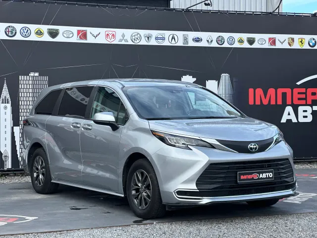 Toyota Sienna - фото 1