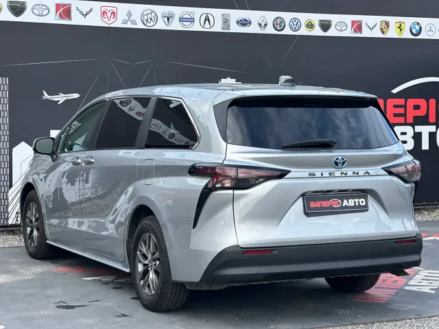 Toyota Sienna - фото 4