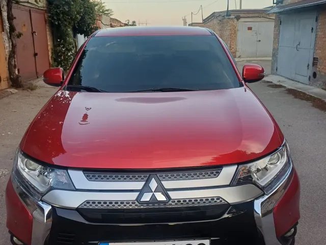 Mitsubishi Outlander - фото 1