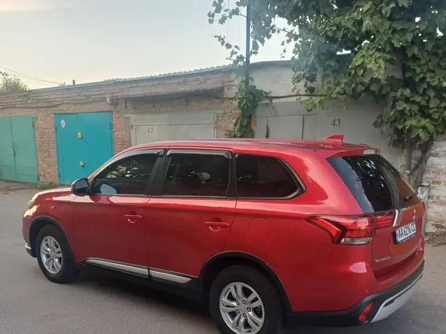 Mitsubishi Outlander - фото 3