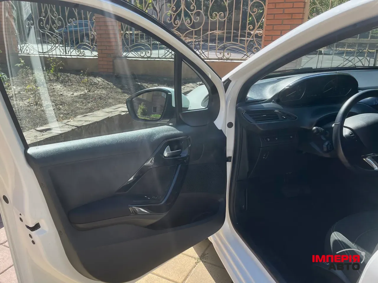 Peugeot 208 - фото 11