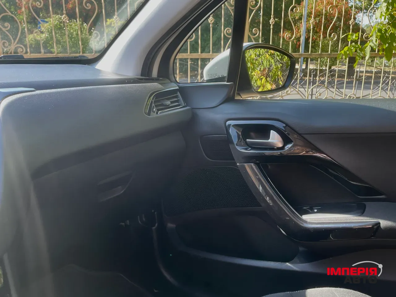 Peugeot 208 - фото 12