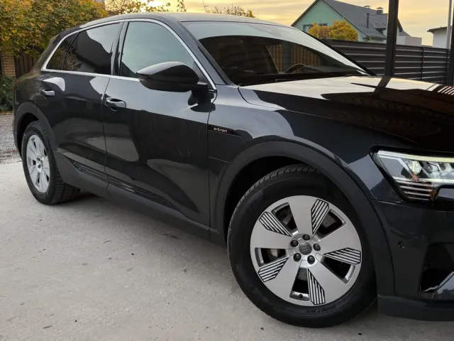 Audi e-tron - фото 1