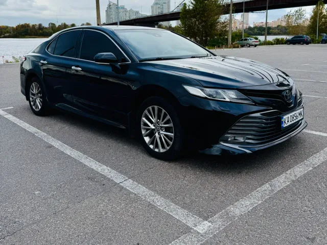 Toyota Camry - фото 1