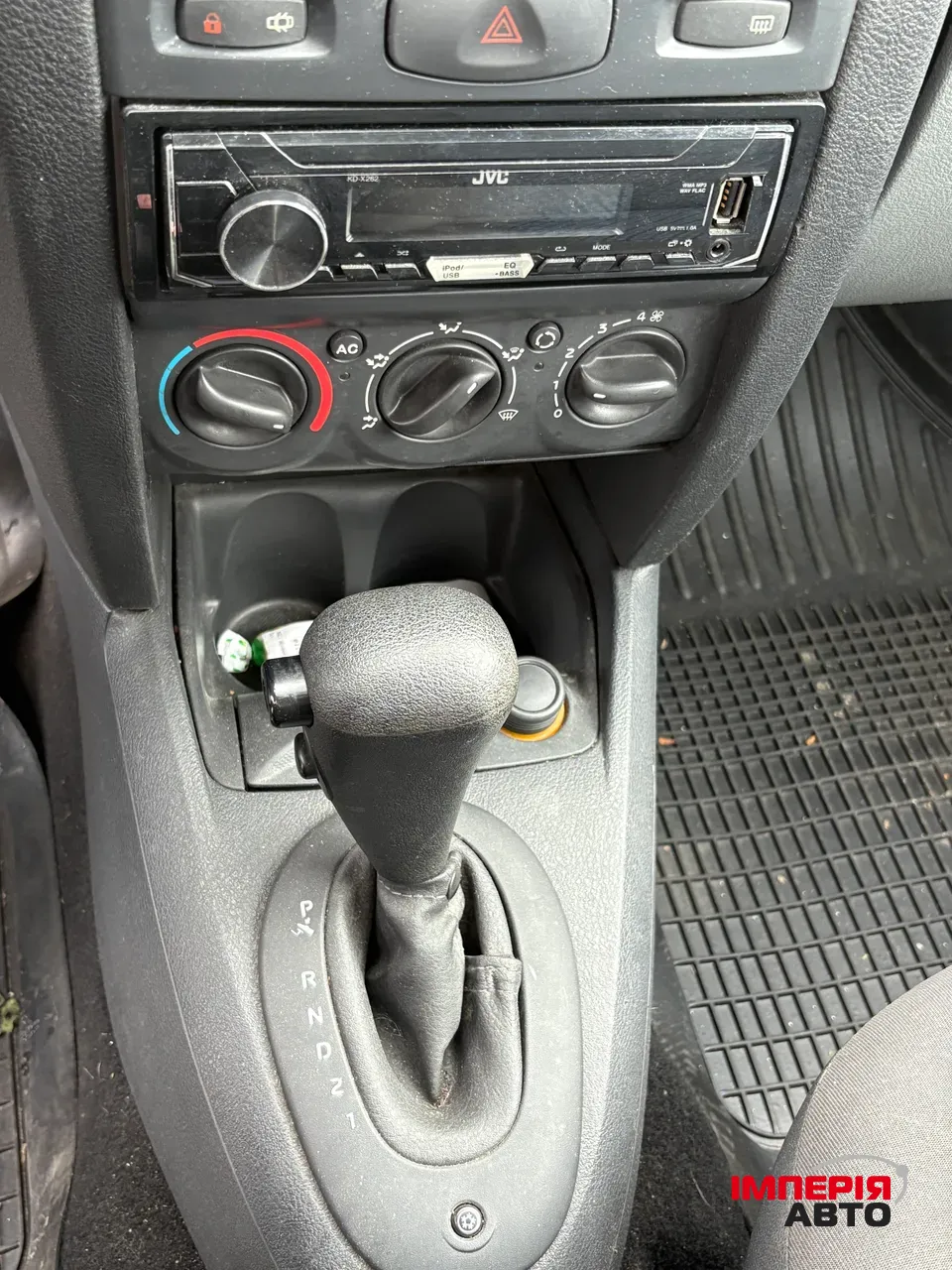 Renault Clio - фото 15