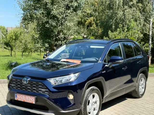 Toyota RAV4 - фото 1