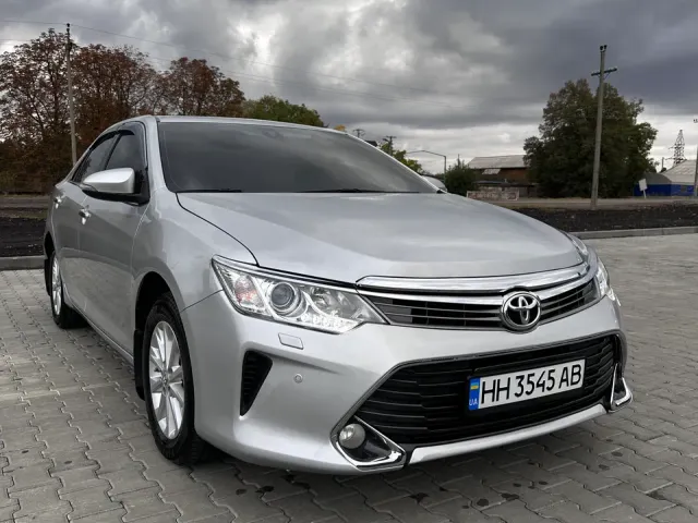 Toyota Camry - фото 1