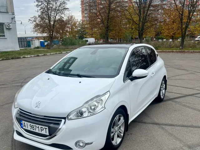 Peugeot 208 - фото 1
