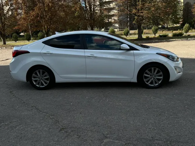 Hyundai Elantra - фото 4