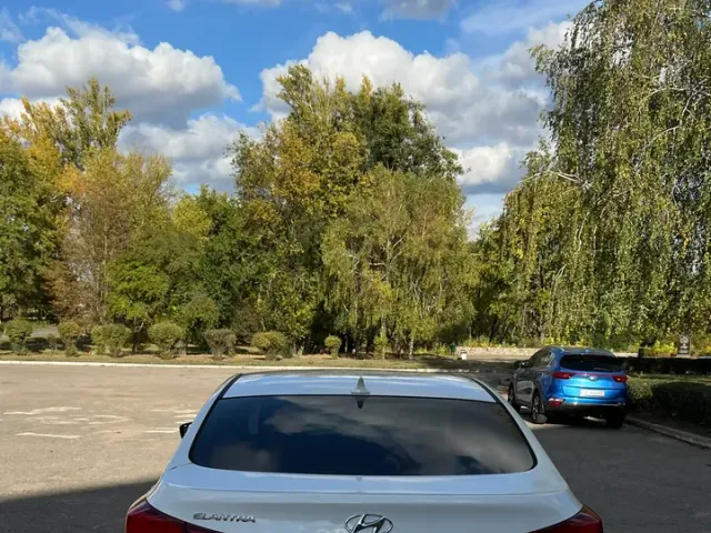 Hyundai Elantra - фото 2