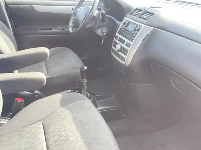 Toyota Avensis Verso - фото 4