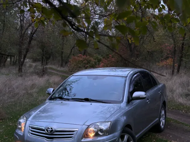 Toyota Avensis - фото 1