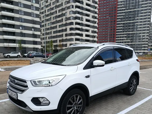 Ford Kuga - фото 1