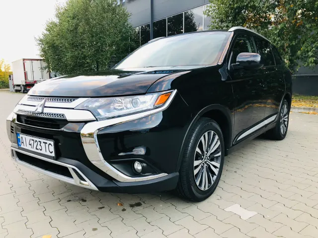 Mitsubishi Outlander - фото 1