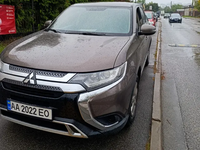 Mitsubishi Outlander - фото 1