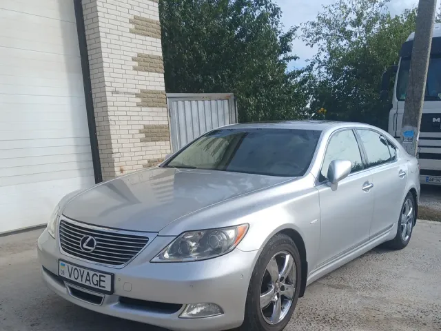Lexus LS - фото 1