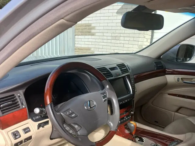 Lexus LS - фото 2