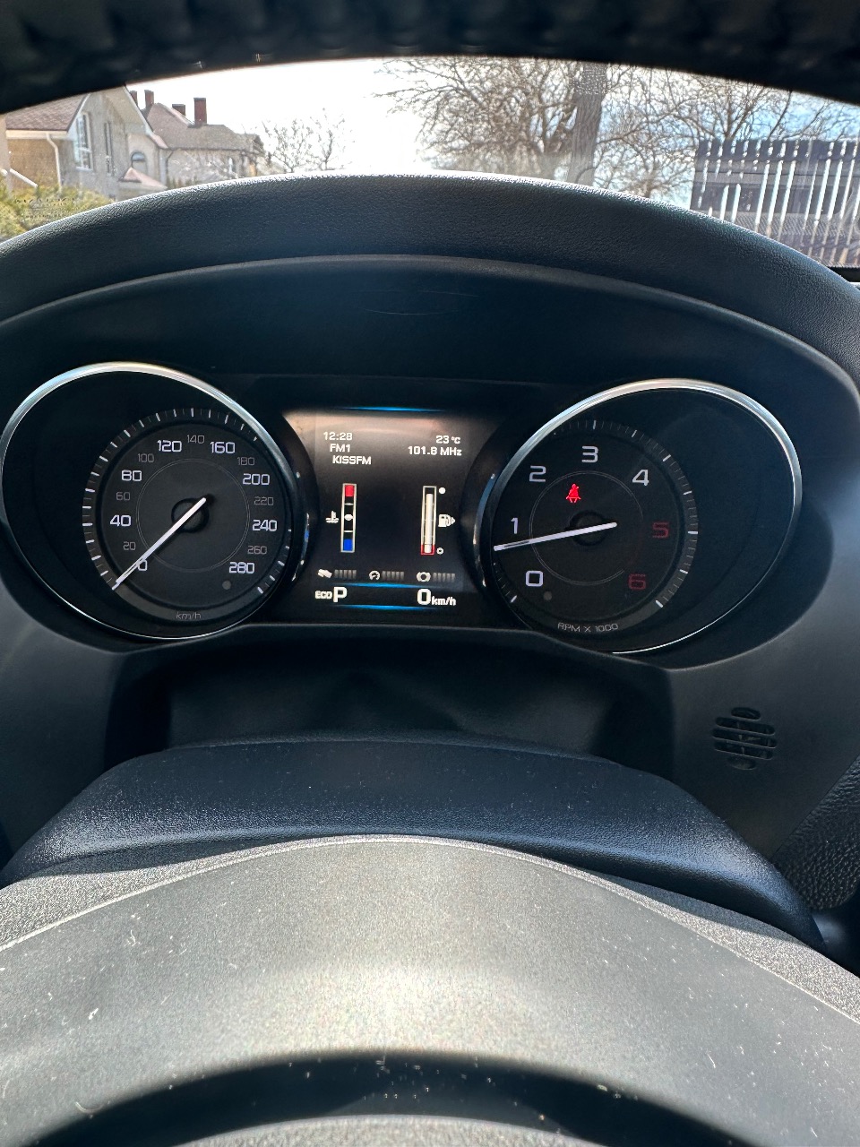 Jaguar XE - фото 9