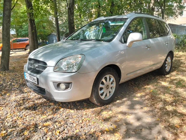 Kia Carens - фото 1