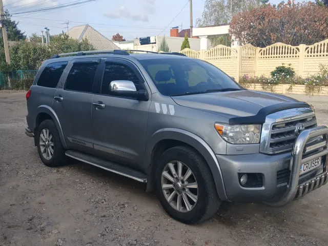 Toyota Sequoia - фото 3
