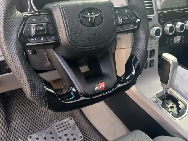 Toyota Sequoia - фото 1