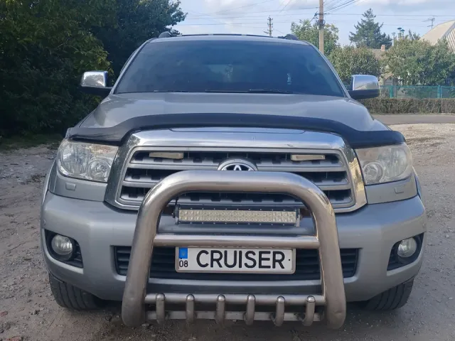 Toyota Sequoia - фото 2