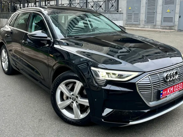 Audi e-tron - фото 1