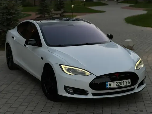 Tesla Model S - фото 1