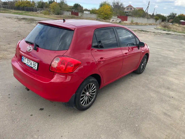Toyota Auris - фото 1