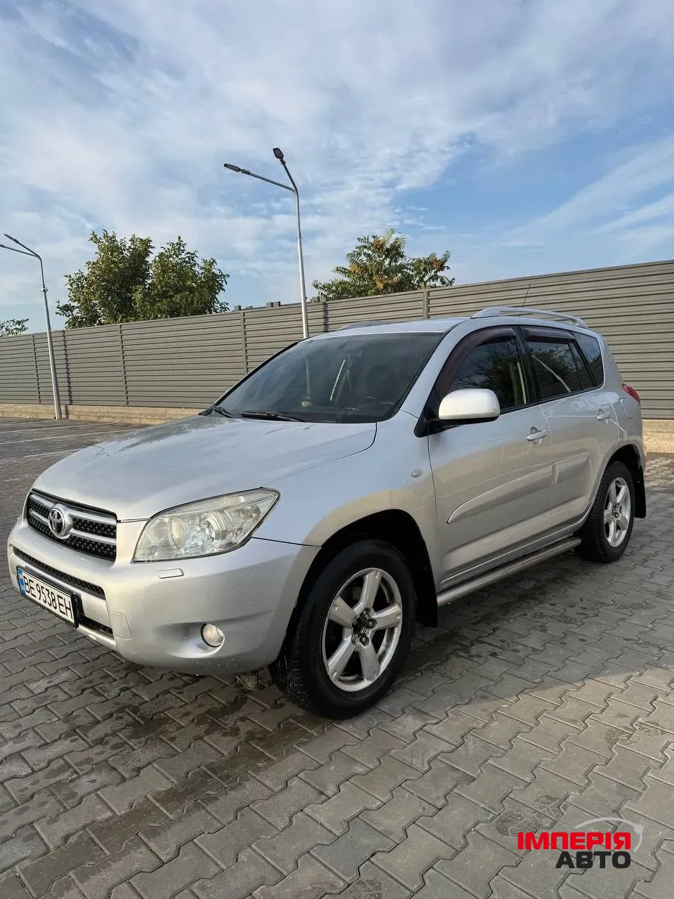 Toyota RAV4 - фото 1