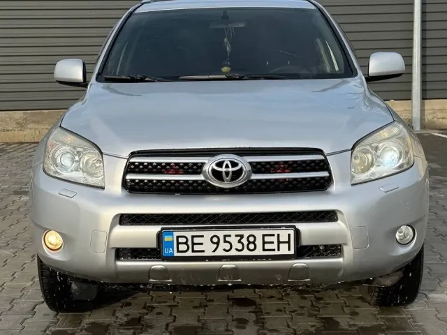Toyota RAV4 - фото 4